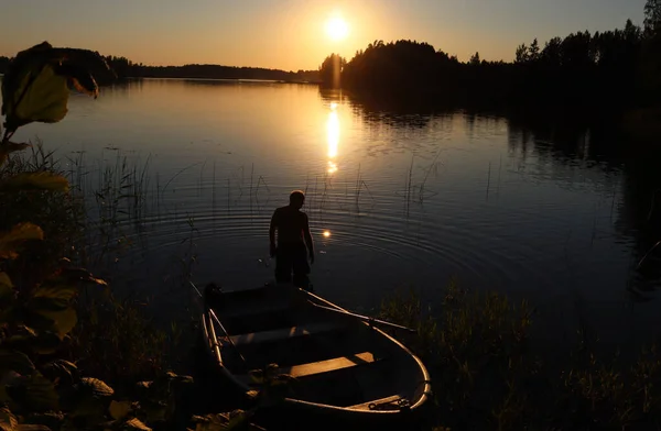 湖上美丽的落日 水面上耀眼的阳光 — 图库照片