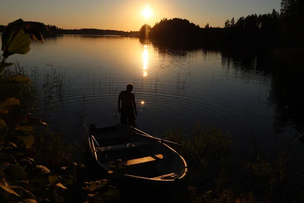 湖上美丽的落日 水面上耀眼的阳光 — 图库照片