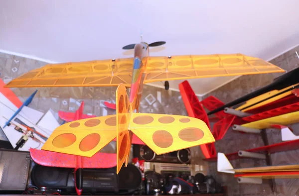 Arbeit Eines Fliegers Der Werkstatt Modellflugzeuge Verschiedener Typen — Stockfoto