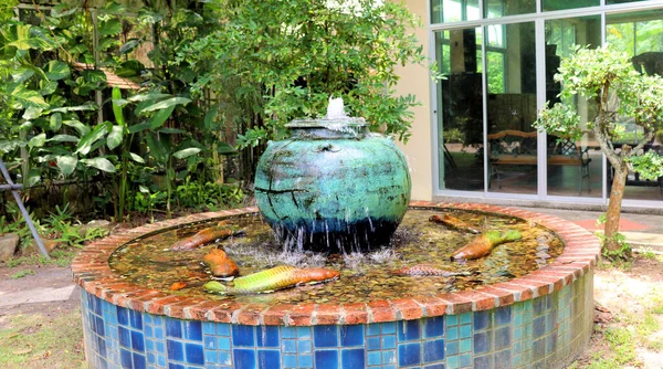 Tropische Parkgestaltung Brunnen Und Teich Mit Wasserfall — Stockfoto