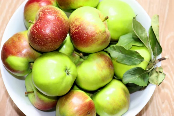 Äpfel Aus Dem Garten Rot Und Grün Einer Weißen Vase — Stockfoto