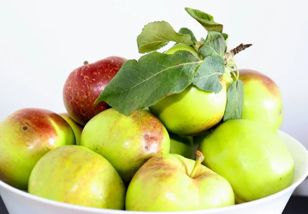 Äpfel Aus Dem Garten Rot Und Grün Einer Weißen Vase — Stockfoto