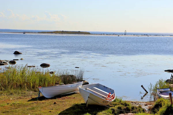 フィンランド湾の海岸 水の中の石 ボートのある古い木製の桟橋 夏の終わり — ストック写真
