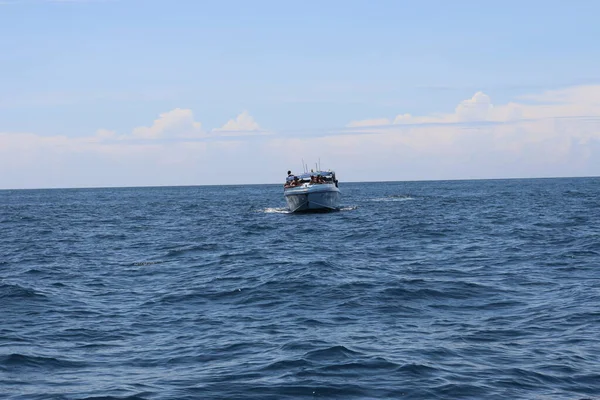 海に浮かぶ熱帯の島の性質アジアのスピードボートに乗る背景 — ストック写真