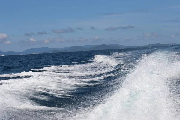 Olas Fondo Salpicaduras Paseo Lancha Rápida Cerca Las Islas Tropicales —  Fotos de Stock