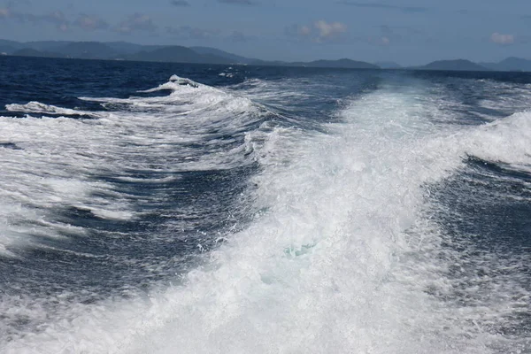 Olas Fondo Salpicaduras Paseo Lancha Rápida Cerca Las Islas Tropicales —  Fotos de Stock