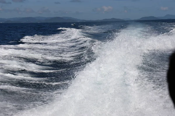 Olas Fondo Salpicaduras Paseo Lancha Rápida Cerca Las Islas Tropicales —  Fotos de Stock