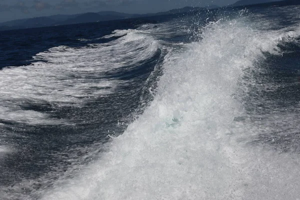 Olas Fondo Salpicaduras Paseo Lancha Rápida Cerca Las Islas Tropicales —  Fotos de Stock