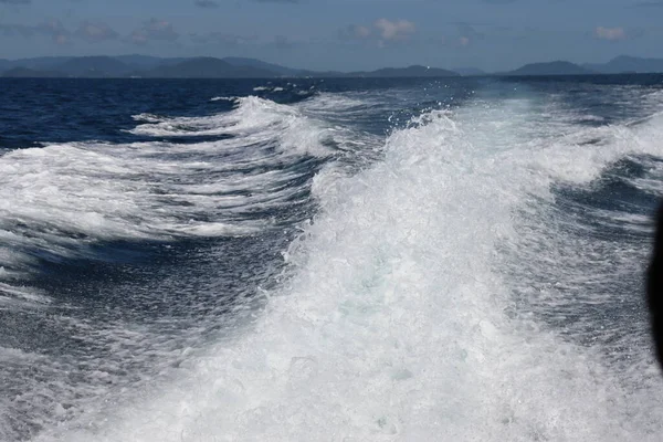 Olas Fondo Salpicaduras Paseo Lancha Rápida Cerca Las Islas Tropicales —  Fotos de Stock