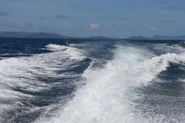 Olas Fondo Salpicaduras Paseo Lancha Rápida Cerca Las Islas Tropicales —  Fotos de Stock