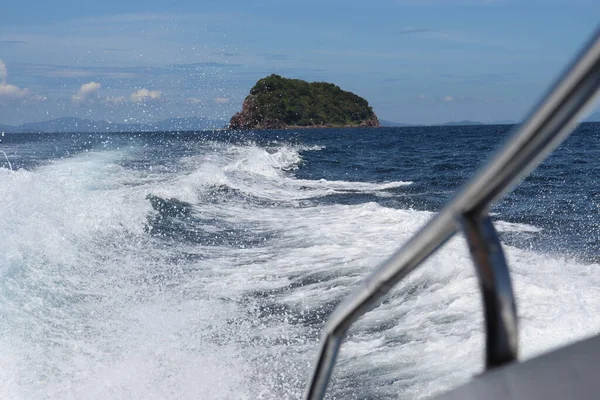 Olas Fondo Salpicaduras Paseo Lancha Rápida Cerca Las Islas Tropicales —  Fotos de Stock