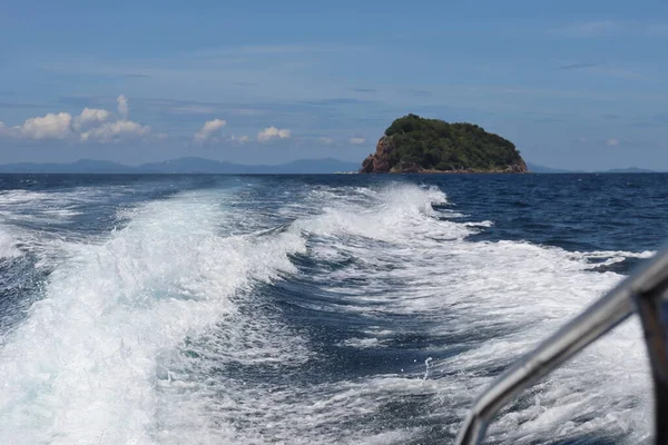 Olas Fondo Salpicaduras Paseo Lancha Rápida Cerca Las Islas Tropicales —  Fotos de Stock