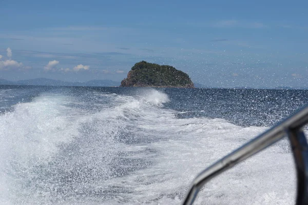 Olas Fondo Salpicaduras Paseo Lancha Rápida Cerca Las Islas Tropicales —  Fotos de Stock