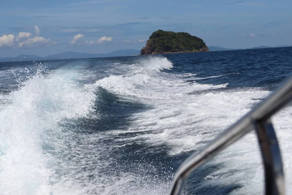 Olas Fondo Salpicaduras Paseo Lancha Rápida Cerca Las Islas Tropicales —  Fotos de Stock