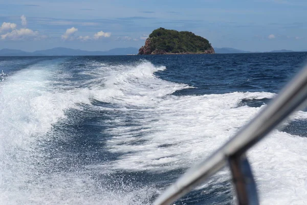 Olas Fondo Salpicaduras Paseo Lancha Rápida Cerca Las Islas Tropicales —  Fotos de Stock