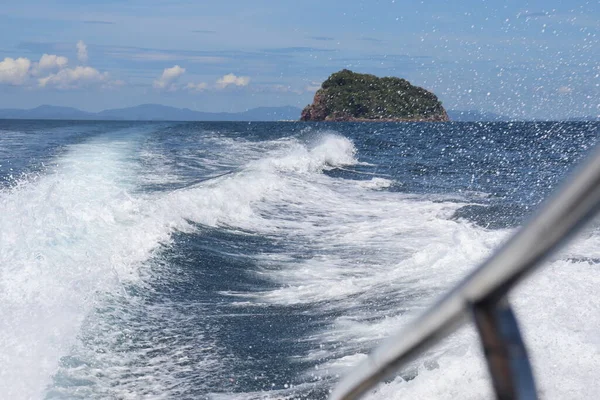 Olas Fondo Salpicaduras Paseo Lancha Rápida Cerca Las Islas Tropicales —  Fotos de Stock