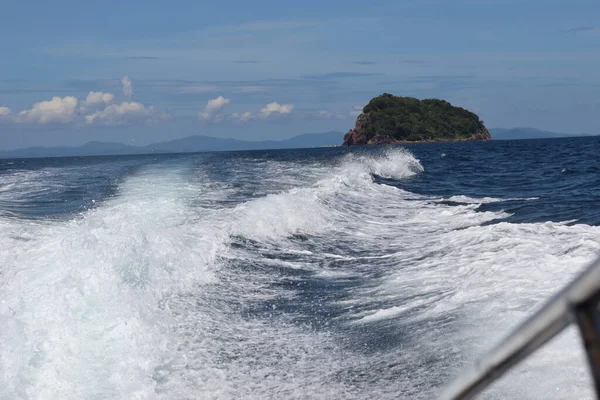 Hintergrund Wellen Und Spritzer Speedbootfahrt Der Nähe Tropischer Inseln Ozean — Stockfoto