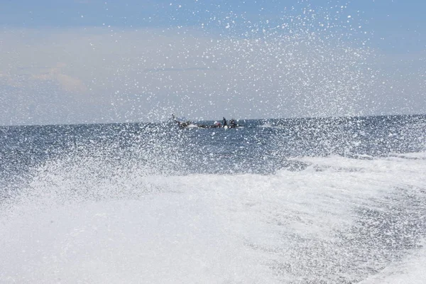 Olas Fondo Salpicaduras Paseo Lancha Rápida Cerca Las Islas Tropicales —  Fotos de Stock