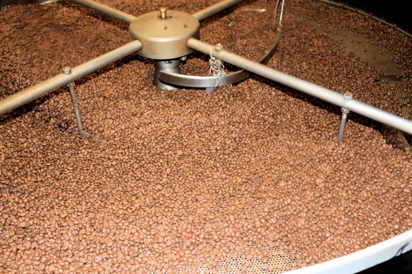 Kızarmış Kahve Kahve Fabrikası Fabrikada Kahve Kızartma Makinesi — Stok fotoğraf