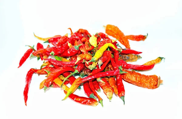 Warme Specerijen Chili Peper Aromatische Ingrediënten Een Witte Achtergrond Vitaminen — Stockfoto