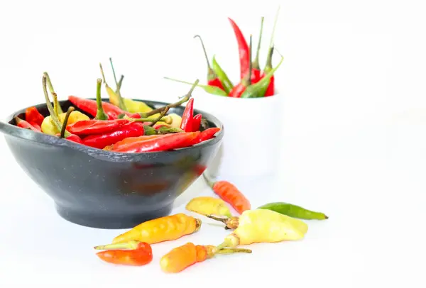 Forró Fűszerek Chili Paprika Aromás Összetevők Fehér Alapon Vitaminok Szervezetben — Stock Fotó