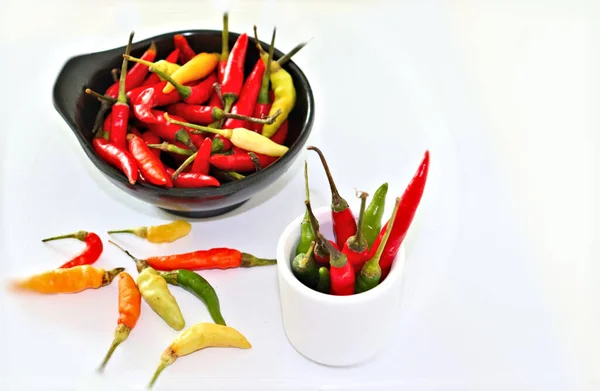 Forró Fűszerek Chili Paprika Aromás Összetevők Fehér Alapon Vitaminok Szervezetben — Stock Fotó