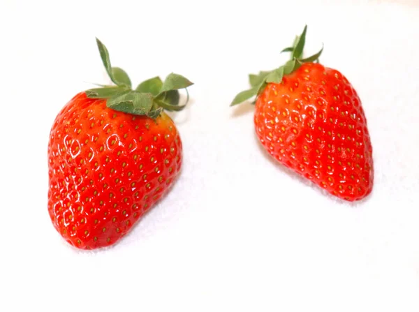 Saftige Rote Erdbeeren Auf Weißem Hintergrund Vitamine Für Den Körper — Stockfoto