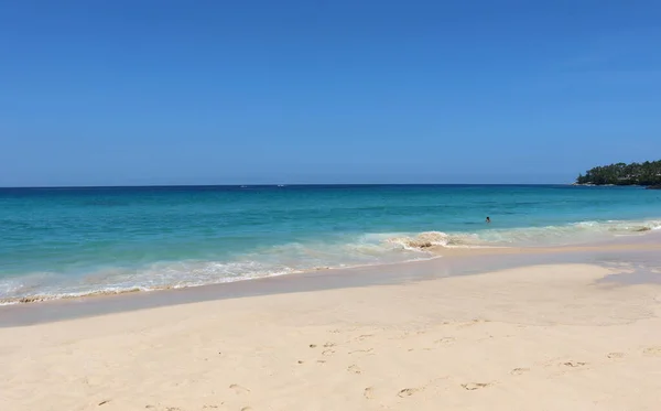 Tropikalna Plaża Palmami Piasek Fale Zimowy Wypoczynek Tajlandii Boże Narodzenie — Zdjęcie stockowe