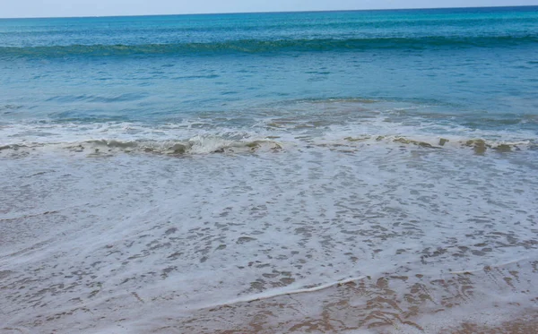 热带海滩 有棕榈树 沙滩和海浪 海边的天堂假期 海滩上的圣诞 浪漫的风景 — 图库照片