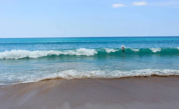 Playa Tropical Con Palmeras Arena Olas Vacaciones Paradisíacas Junto Mar — Foto de Stock