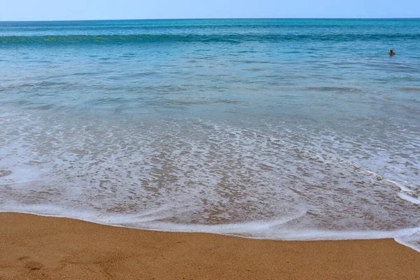 Playa Tropical Con Palmeras Arena Olas Vacaciones Paradisíacas Junto Mar — Foto de Stock