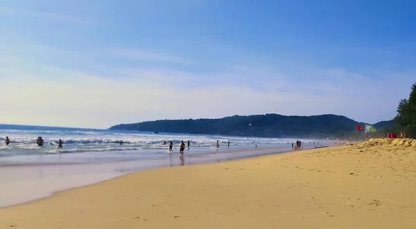 Ζεστή Παραλία Φοίνικες Άμμο Και Κύματα Παράδεισος Διακοπές Δίπλα Στη — Φωτογραφία Αρχείου