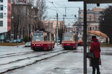 tramvay ve St Petersburg yağmur gününde sokakta şemsiye ile insanlar