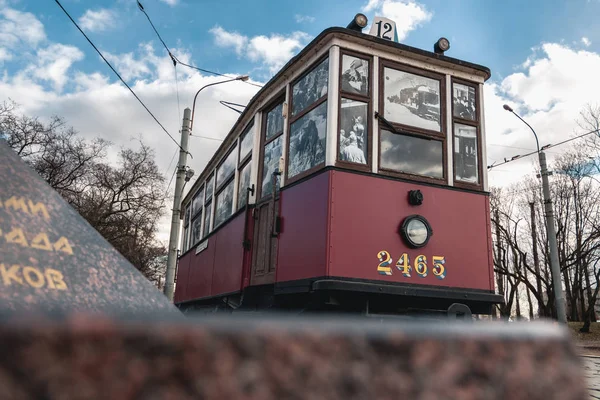 Воссозданный вагон трамвая установлен в качестве памятника в Санкт-Петербурге — стоковое фото