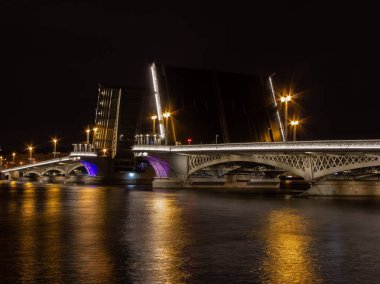 Gece St. Petersburg Geceleri şehrin yükselen köprüsü