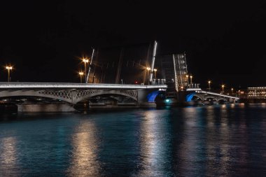 Gece St. Petersburg Geceleri şehrin yükselen köprüsü