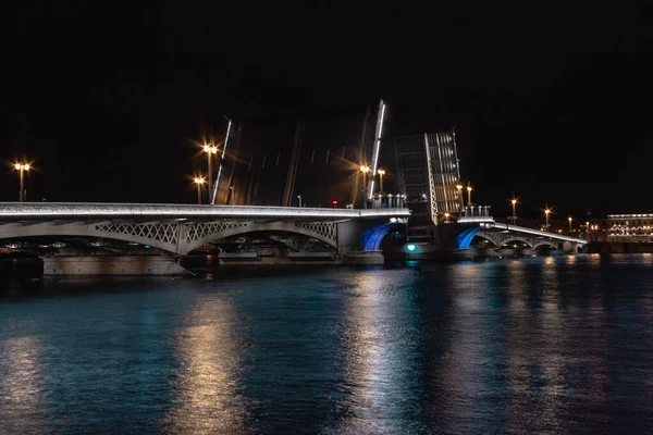 Night St. Petersburg the raised bridge of the city at night — ストック写真