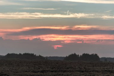 seyahat, manzara ve Rusya 'nın doğası. Şafakta sarı turuncu dramatik şafak veya alacakaranlıkta sonsuz tarlalarda, tepelerde, çayırlarda. Güneş ufuktan sabah yükselir.