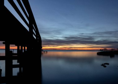 Gün batımı sırasında Siluetli Dock, Outer Banks North Carolina