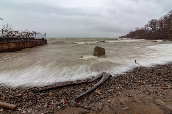 Mocné vlny na pobřeží jezera Erie, Ashtabula Ohio — Stock fotografie