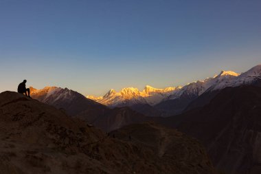 Dağ tepe ile üst, Rakaposhi dağ zirveleri Pakistan on sunset sırasında.