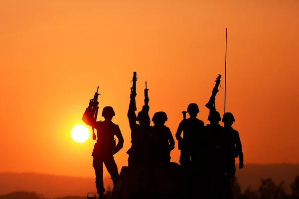 Siluety Vojáků Proti Západu Slunce Koncept Vítěz — Stock fotografie