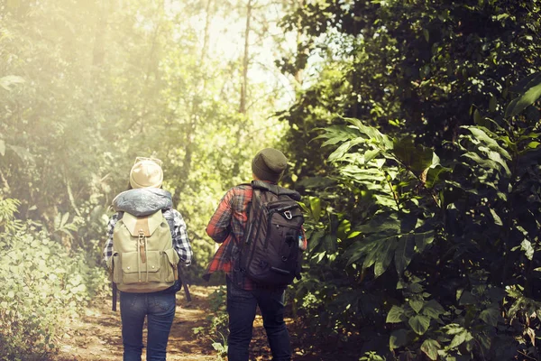 Backpacker kamp Hiking yolculuk seyahat Trek kavramı