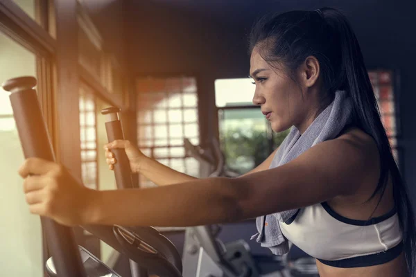 Ung Flicka Motion Cykel Konditionsträning Gymmet Kvinna Tar Viktminskning Med — Stockfoto