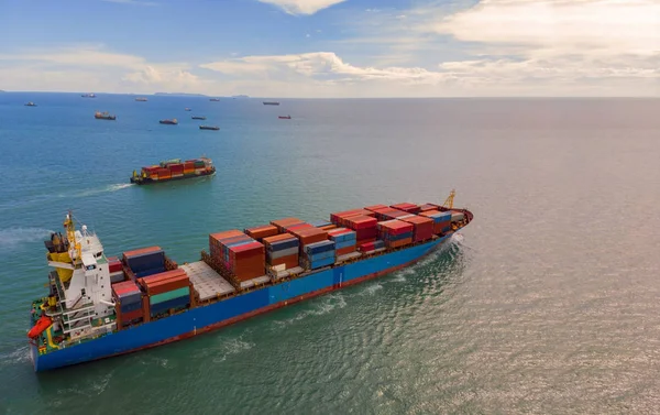 輸入業務および海の物流コンテナー船 国際輸送を水します 航空写真ビュー — ストック写真