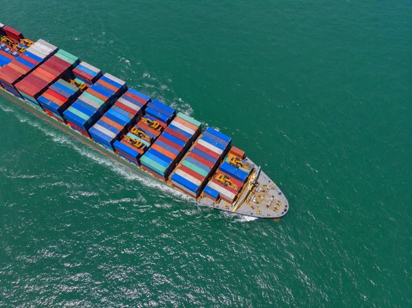 輸入業務および海の物流コンテナー船 国際輸送を水します 航空写真ビュー — ストック写真