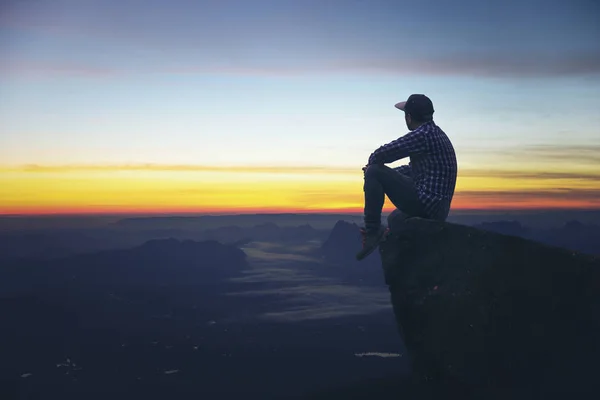 Giovani Turisti Sedersi Cima Alla Roccia Bel Punto Vista Alba — Foto Stock