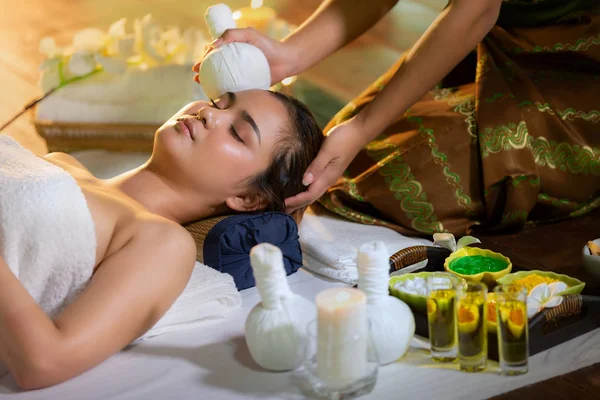 Ung Asien Vacker Kvinna Massage Med Spa Herbal Kompress Med — Stockfoto