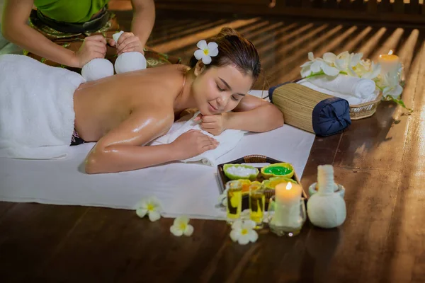 Ung Asien Vacker Kvinna Massage Med Spa Herbal Kompress Med — Stockfoto