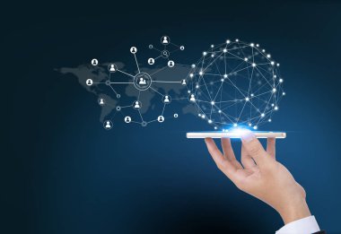 Sosyal medya, sosyal ağ kavramı ile iş el koyu mavi arka plan ile akıllı telefon.
